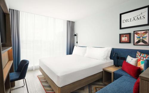 Habitación con cama extragrande. del hotel Hampton By Hilton Dublin City Centre. Foto 3