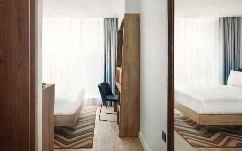 Habitación con cama grande del hotel Hampton By Hilton Dublin City Centre. Foto 1