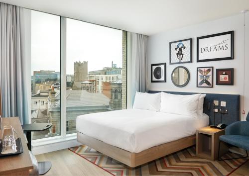 Habitación con cama grande adaptada para personas de movilidad reducida del hotel Hampton By Hilton Dublin City Centre. Foto 3