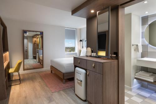 Habitación con sofá cama - 1 cama grande del hotel Hampton By Hilton Dublin City Centre. Foto 3