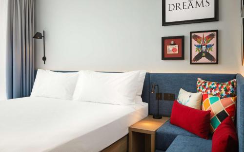 Habitación con cama extragrande y vistas a la ciudad del hotel Hampton By Hilton Dublin City Centre. Foto 2