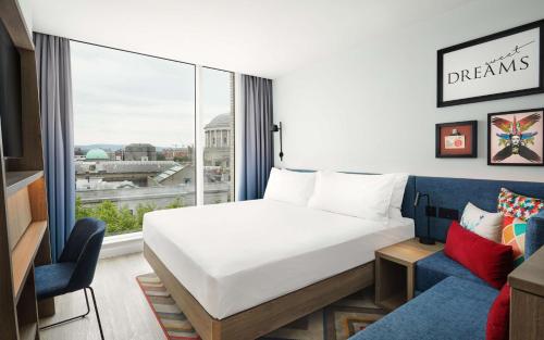 Habitación con cama extragrande y vistas a la ciudad del hotel Hampton By Hilton Dublin City Centre. Foto 3