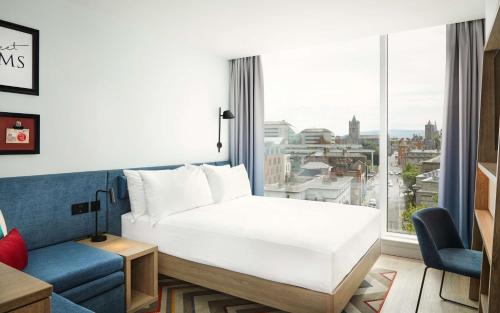 Habitación con sofá cama y vistas - Cama grande del hotel Hampton By Hilton Dublin City Centre. Foto 3
