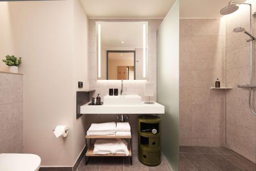 Estudio familiar del hotel Adina Apartment Dusseldorf. Foto 6