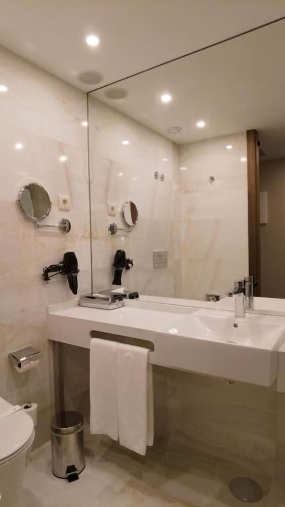 Habitación doble superior, balcón del hotel TURIM Oporto. Foto 4