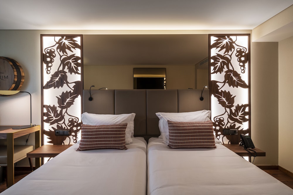 Habitación estándar con 2 camas individuales del hotel TURIM Oporto. Foto 2