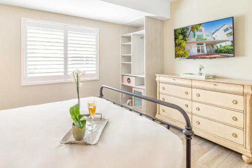 Habitación con cama grande del hotel Henrosa