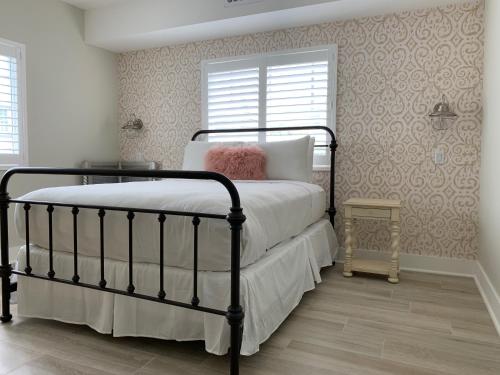 Habitación con cama grande del hotel Henrosa. Foto 10
