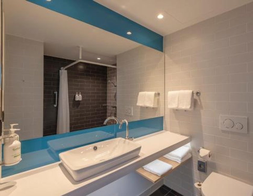 Habitación Estándar con cama grande y sofá del hotel Holiday Inn Express Düsseldorf – Hauptbahnhof, An Ihg. Foto 2