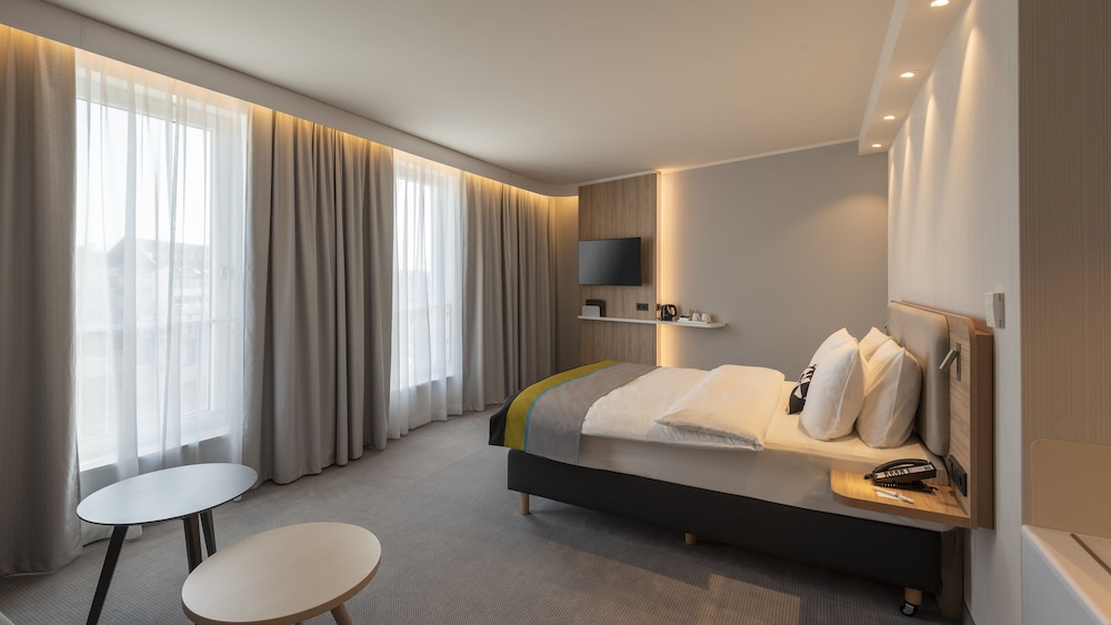 Habitación estándar, 1 cama de matrimonio con sofá cama del hotel Holiday Inn Express Düsseldorf – Hauptbahnhof, An Ihg. Foto 1