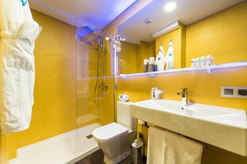 Suite con terraza del hotel Wavia - Adults Only. Foto 9