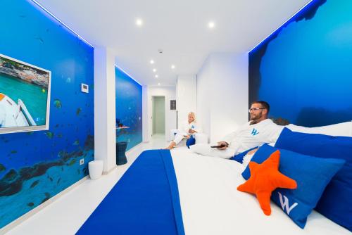 Double Room with Balcony and Partial Sea View del hotel Wavia - Adults Only. Foto 6