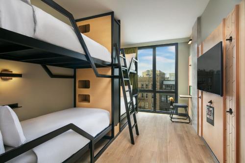 Room with Bunk Bed and City View del hotel Moxy Brooklyn Williamsburg