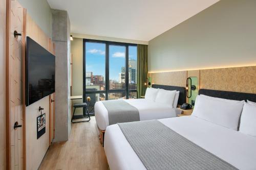 Queen Room with Two Queen Beds and City View - Communication Assistance del hotel Moxy Brooklyn Williamsburg
