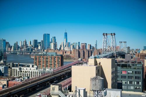 Habitación con cama extragrande y vistas a la ciudad del hotel Moxy Brooklyn Williamsburg. Foto 3