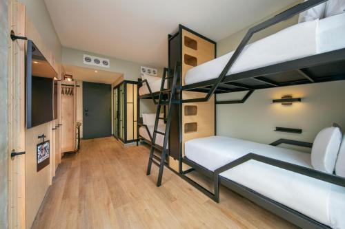 Larger Quad Bunk Room - Mobility/Hearing Accessible w/Roll In Shower del hotel Moxy Brooklyn Williamsburg. Foto 1
