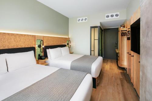 2 Queen, Larger Guest room, 2 Queen (Mobility and Hearing Accessible w/Roll - in Shower) del hotel Moxy Brooklyn Williamsburg. Foto 2