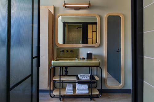 Habitación Doble - adaptada para personas con problemas de audición - cama extragrande del hotel Moxy Brooklyn Williamsburg. Foto 3