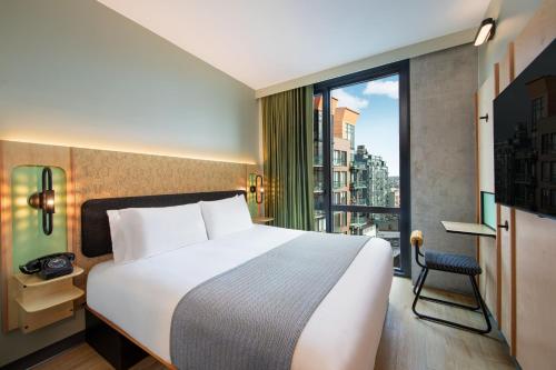 Habitación con cama extragrande. del hotel Moxy Brooklyn Williamsburg