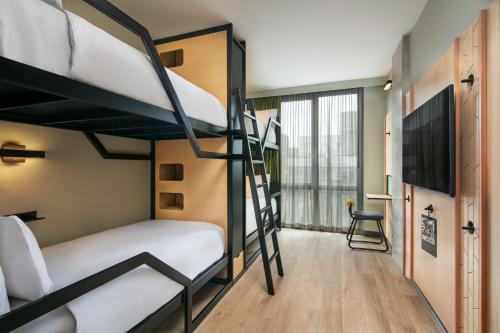 Habitación Cuádruple con literas del hotel Moxy Brooklyn Williamsburg. Foto 2