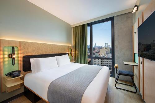 Habitación con cama extragrande y vistas a la ciudad - Adaptada para personas con discapacidad auditiva del hotel Moxy Brooklyn Williamsburg. Foto 5