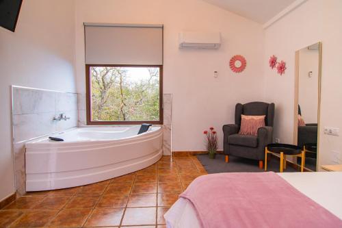 Habitación Doble Superior con vistas al jardín del hotel Finca El Pastel. Foto 9