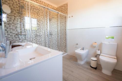 Habitación Doble con vistas al mar del hotel Finca El Pastel. Foto 13