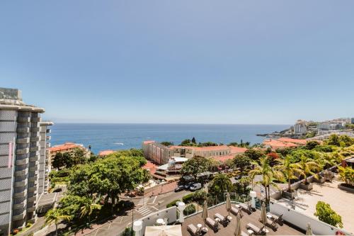 Suite Premium con vistas al mar del hotel Vila Baleira Funchal. Foto 3