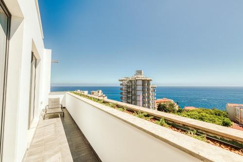 Suite Premium con vistas al mar del hotel Vila Baleira Funchal. Foto 5