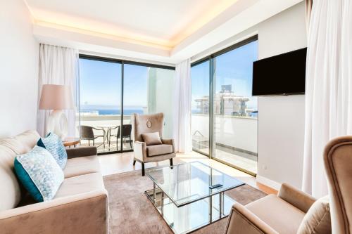 Suite Premium con vistas al mar del hotel Vila Baleira Funchal. Foto 15
