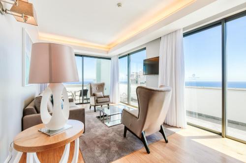 Suite Premium con vistas al mar del hotel Vila Baleira Funchal. Foto 16