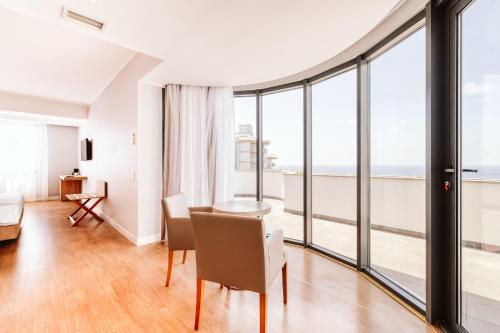 Suite Junior con vistas al mar del hotel Vila Baleira Funchal. Foto 3