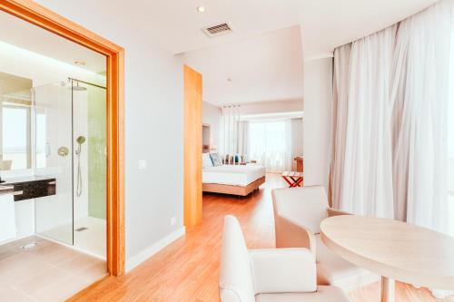 Suite Junior con vistas al mar del hotel Vila Baleira Funchal. Foto 4