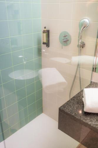 Suite Junior con vistas al mar del hotel Vila Baleira Funchal. Foto 9