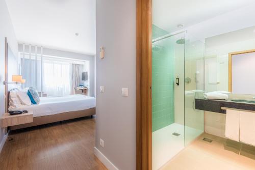 Suite Junior con vistas al mar del hotel Vila Baleira Funchal. Foto 10