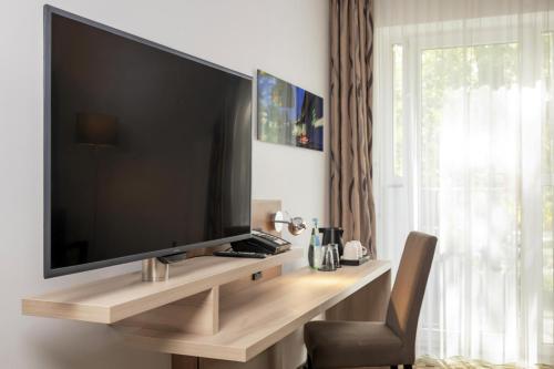 Habitación con cama grande y ducha a ras de suelo - adaptada para personas de movilidad reducida - No fumadores del hotel Best Western Plus Koeln City. Foto 1