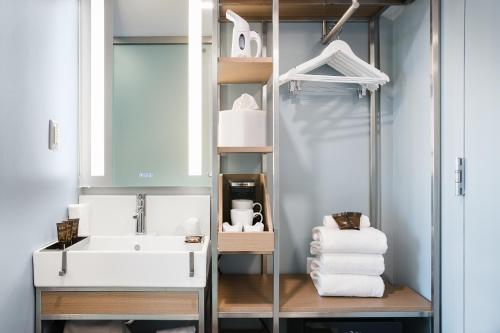 Habitación Deluxe con 1 cama grande y 1 litera individual - No fumadores del hotel Wingate By Wyndham Bronx/haven Park. Foto 1