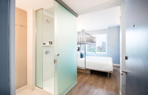 Habitación Deluxe con 1 cama grande y 1 litera individual - No fumadores del hotel Wingate By Wyndham Bronx/haven Park. Foto 7