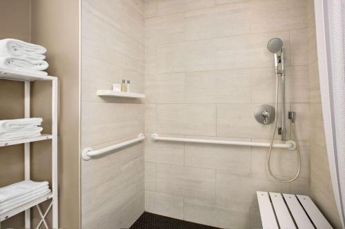 Habitación Deluxe con cama grande y ducha accesible en silla de ruedas - Adaptada para personas con movilidad reducida/discapacidad auditiva - No fuma del hotel Wingate By Wyndham Bronx/haven Park. Foto 1