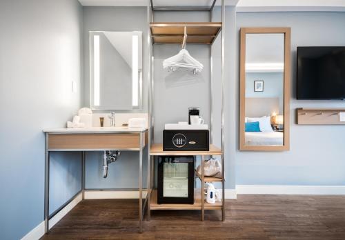 Habitación Deluxe con cama grande y ducha accesible en silla de ruedas - Adaptada para personas con movilidad reducida/discapacidad auditiva - No fuma del hotel Wingate By Wyndham Bronx/haven Park. Foto 4