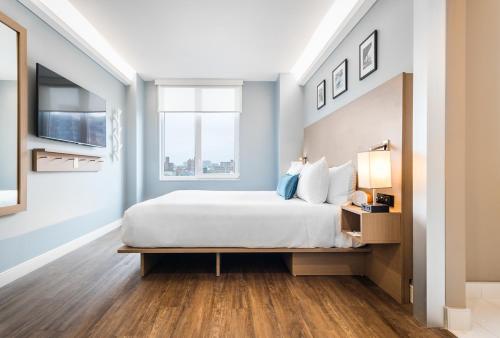 Habitación Deluxe con cama grande y ducha accesible en silla de ruedas - Adaptada para personas con movilidad reducida/discapacidad auditiva - No fuma del hotel Wingate By Wyndham Bronx/haven Park. Foto 7