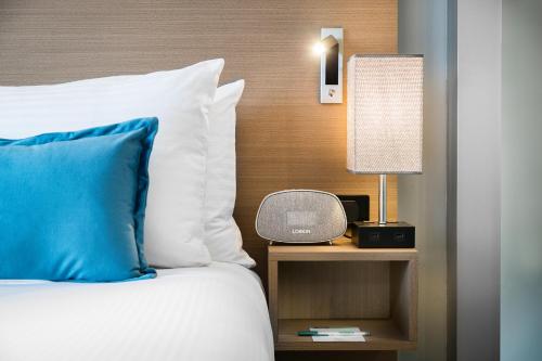 Habitación Deluxe con cama grande y ducha accesible en silla de ruedas - Adaptada para personas con movilidad reducida/discapacidad auditiva - No fuma del hotel Wingate By Wyndham Bronx/haven Park. Foto 10