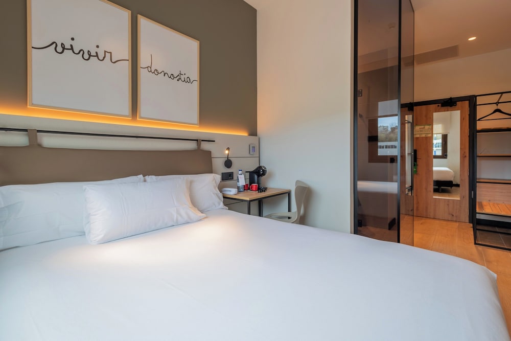 Habitación Confort del hotel Leonardo San Sebastián. Foto 1