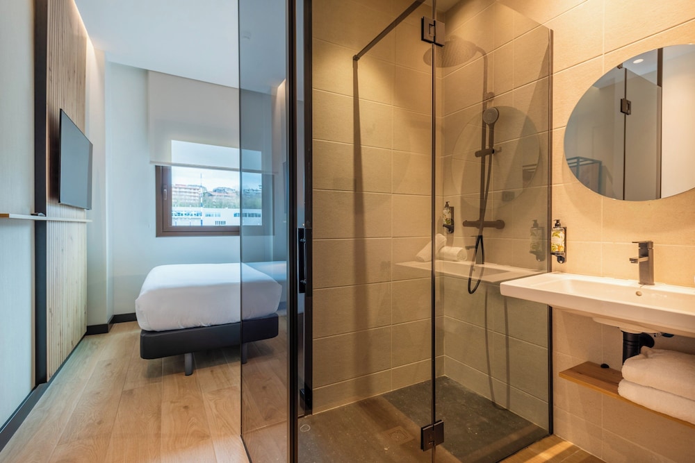 Habitación Confort del hotel Leonardo San Sebastián. Foto 4