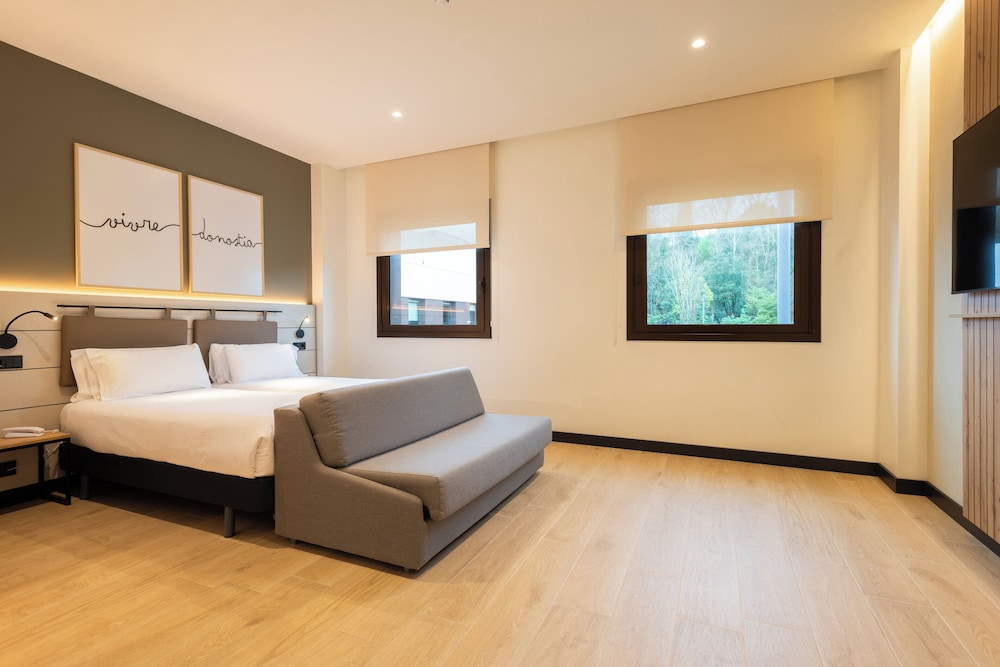 Habitación Deluxe del hotel Leonardo San Sebastián. Foto 2