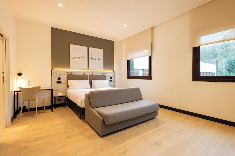 Habitación Deluxe del hotel Leonardo San Sebastián. Foto 5