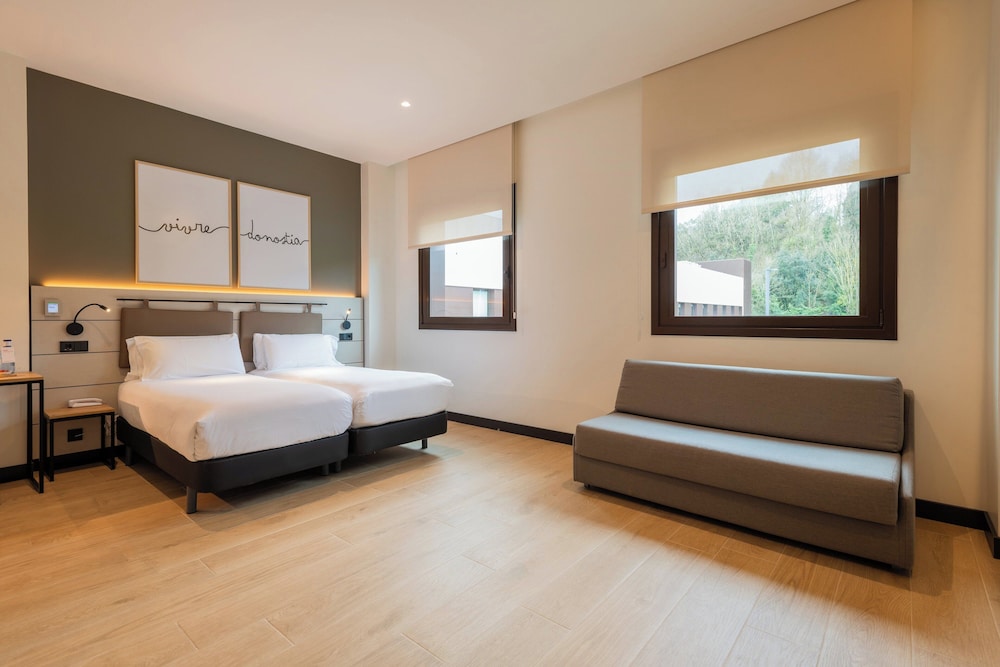 Habitación Familiar del hotel Leonardo San Sebastián. Foto 1