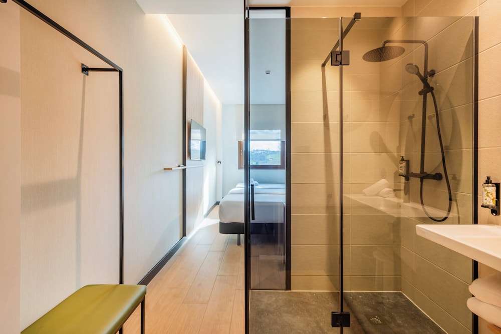 Habitación Superior del hotel Leonardo San Sebastián. Foto 1