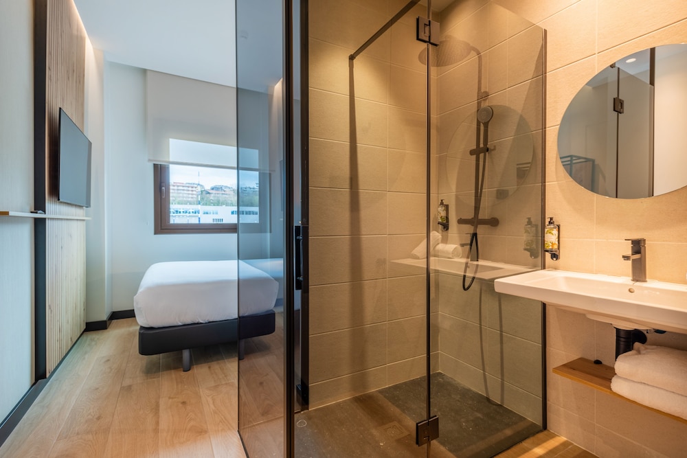 Habitación Confort del hotel Leonardo San Sebastián. Foto 3