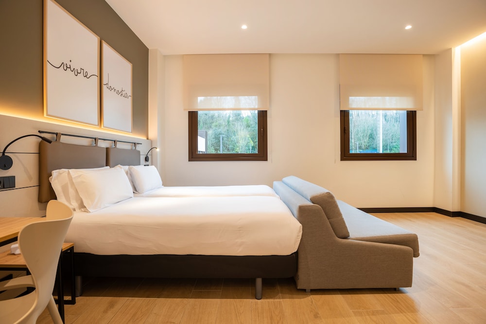 Habitación Deluxe del hotel Leonardo San Sebastián. Foto 1